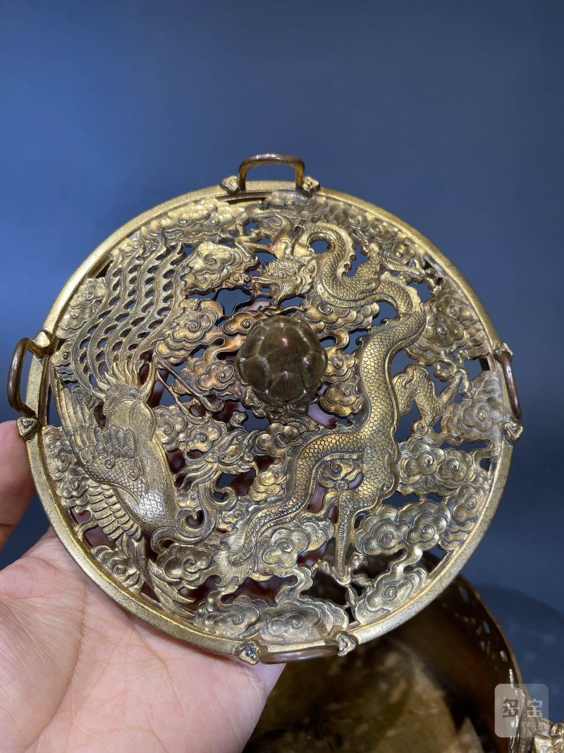 清 铜鎏金拐子龙纹三足熏炉 - 图8